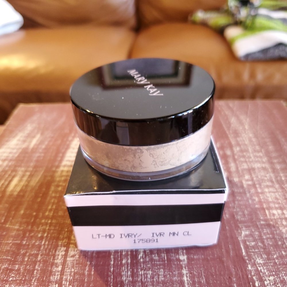 Light-to-Medium Ivory Silky Setting Powder Mary Kay - NIB